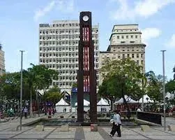 Praça do Ferreira, no Centro de Fortaleza, com o relógio e os prédios históricos ao fundo