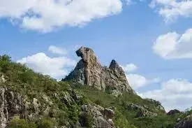 Monólito Galinha Choca, em Quixadá, no Sertão Central do Ceará